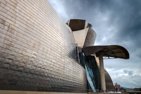 Téléchargez les photos : Bilbao - Espagne - 19 juillet 2022 : Musée Guggenheim par Frank Gehry - en image libre de droit