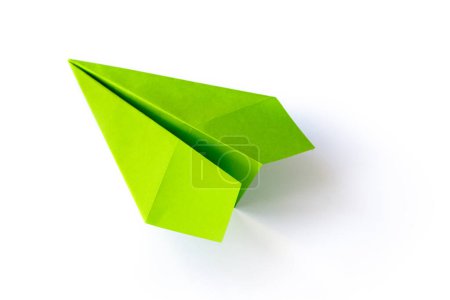Foto de Origami plano de papel verde aislado sobre un fondo blanco en blanco - Imagen libre de derechos