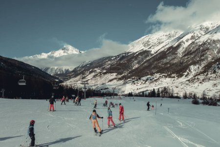 Foto de Val-Cenis - Francia - 24 de febrero de 2022: Esquiadores en las pistas de esquí de los Alpes franceses - Imagen libre de derechos