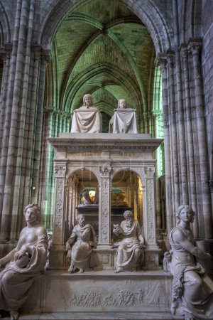 Téléchargez les photos : Tombeau du roi Louis XII et d'Anne de Bretagne, dans la basilique Saint-Denis, Paris - en image libre de droit