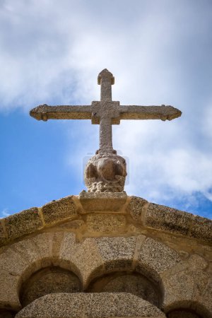 Téléchargez les photos : Crucifix sur la cathédrale Saint-Jacques-de-Compostelle, Galice, Espagne. Vue depuis le toit - en image libre de droit