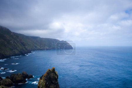 Foto de Acantilados del cabo Ortegal y vista al océano atlántico, Galicia, España - Imagen libre de derechos