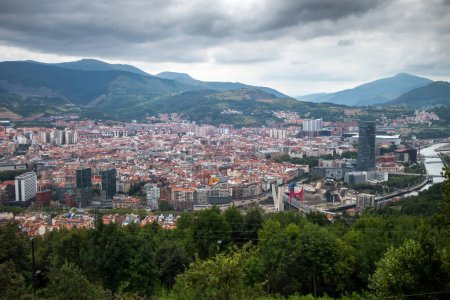 Foto de Vista aérea de la ciudad de Bilbao en País Vasco, España - Imagen libre de derechos