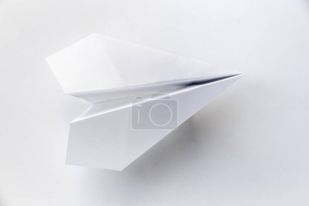Foto de Origami plano de papel aislado sobre un fondo blanco en blanco - Imagen libre de derechos