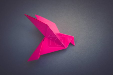 Téléchargez les photos : Origami colombe papier rose isolé sur un fond blanc gris. - en image libre de droit