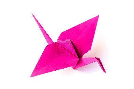 Téléchargez les photos : Origami de grue en papier rose isolé sur un fond blanc vierge. - en image libre de droit
