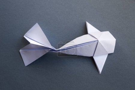 Foto de Papel blanco origami de pescado aislado sobre un fondo gris en blanco - Imagen libre de derechos