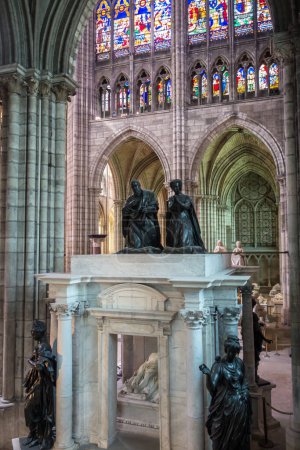 Foto de Tumba del rey Enrique II y Catalina de Médicis, en la Basílica de Saint-Denis, París - Imagen libre de derechos