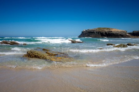 Foto de Como playa Catedrais Playa de las Catedrales en Galicia, España. Acantilados y vista al mar - Imagen libre de derechos