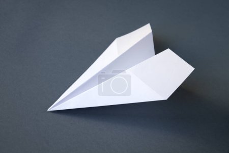 Foto de Papel blanco plano origami aislado sobre un fondo gris en blanco - Imagen libre de derechos