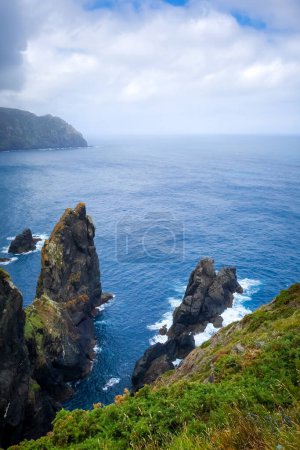 Acantilados del cabo Ortegal y vista al océano atlántico, Galicia, España