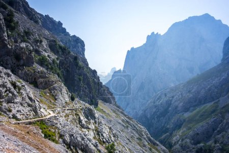 Foto de Sendero de Cares - ruta del Cares - en el cañón de Picos de Europa, Asturias, España - Imagen libre de derechos