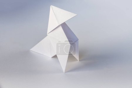 Foto de Origami de gallina de papel aislado sobre un fondo blanco en blanco. Cocotte en papier - Imagen libre de derechos