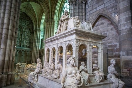 Téléchargez les photos : Tombeau du roi Louis XII et d'Anne de Bretagne, dans la basilique Saint-Denis, Paris - en image libre de droit