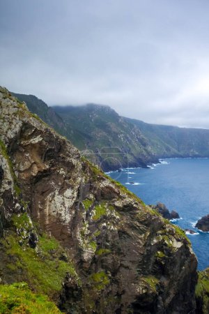 Foto de Acantilados del cabo Ortegal y vista al océano atlántico, Galicia, España - Imagen libre de derechos