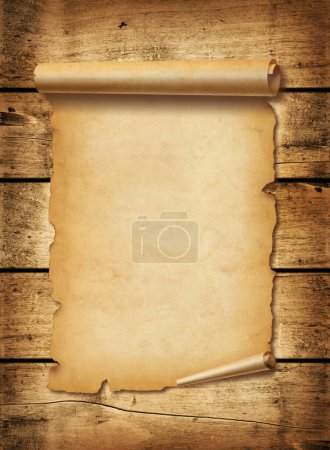 Foto de Hoja de papel medieval antigua. Pergamino aislado sobre un fondo de tablero de madera - Imagen libre de derechos