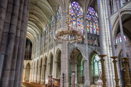 Foto de Basílica de Saint-Denis. Vista interior, París, Francia - Imagen libre de derechos