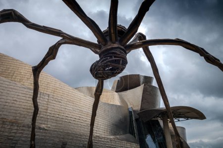 Téléchargez les photos : Bilbao - Espagne - 19 juillet 2022 : Sculpture de Louise Bourgeois devant le Musée Guggenheim - en image libre de droit