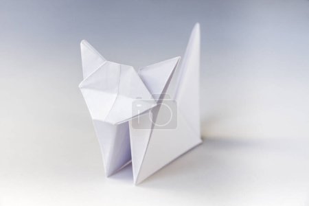 Foto de Origami gato de papel aislado sobre un fondo blanco en blanco. - Imagen libre de derechos