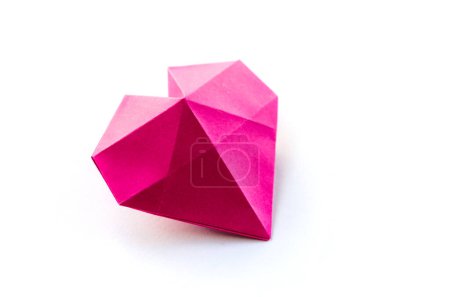 Téléchargez les photos : Origami coeur en papier rose isolé sur un fond blanc vierge. Carte Saint-Valentin - en image libre de droit