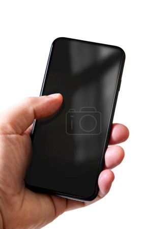Téléchargez les photos : Main tenant un smartphone avec écran noir vierge. Isolé sur fond blanc. - en image libre de droit