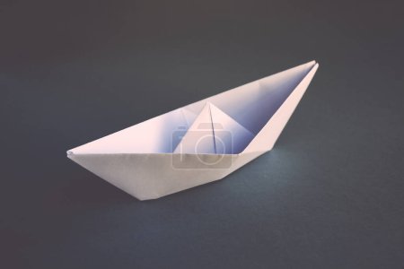 Foto de Papel blanco barco origami aislado sobre un fondo gris en blanco. - Imagen libre de derechos