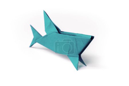 Foto de Origami de tiburón de papel azul aislado sobre un fondo blanco en blanco - Imagen libre de derechos