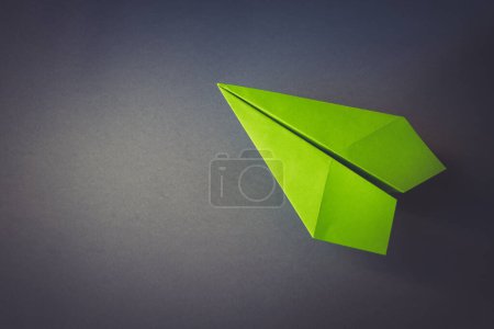 Téléchargez les photos : Origami avion papier vert isolé sur un fond blanc gris - en image libre de droit