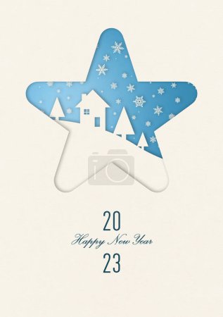 Foto de Vintage invierno Feliz año nuevo tarjeta con una casa bajo copos de nieve en marco de estrella. 2023 - Imagen libre de derechos