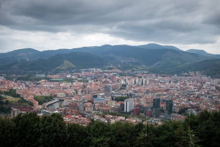 Téléchargez les photos : Vue Aérienne de la ville de Bilbao au Pays Basque, Espagne - en image libre de droit