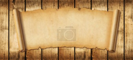 Téléchargez les photos : Ancienne bannière horizontale en papier. Parchemin de parchemin sur un fond de planche de bois - en image libre de droit