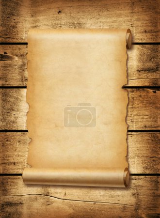 Téléchargez les photos : Vieille feuille de papier médiévale. Parchemin de parchemin isolé sur un fond de planche de bois - en image libre de droit