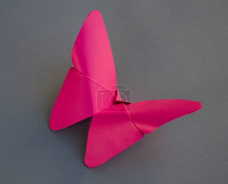 Téléchargez les photos : Papier rose origami papillon isolé sur fond blanc gris. - en image libre de droit