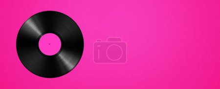 Téléchargez les photos : Vinyl record isolated on pink background. Horizontal banner. 3D illustration - en image libre de droit