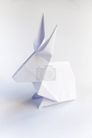 Téléchargez les photos : Origami lapin en papier isolé sur un fond blanc vierge. - en image libre de droit