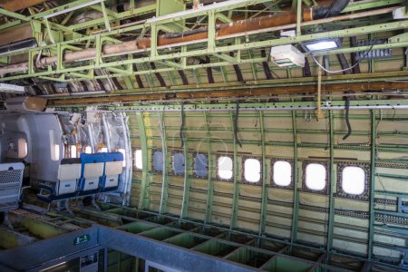 Téléchargez les photos : Vieil intérieur de cabine d'avion vintage. Contexte aérien - en image libre de droit