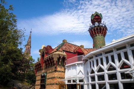 Foto de Comillas - España - 16 de julio de 2022: Capricho del edificio Gaudí - Imagen libre de derechos