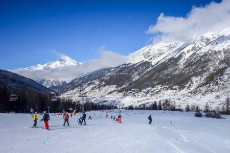 Téléchargez les photos : Val-Cenis - France - 24 février 2022 : Les skieurs sur les pistes des Alpes françaises - en image libre de droit