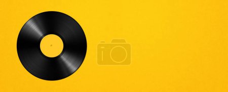 Téléchargez les photos : Vinyl record isolated on yellow background. Horizontal banner. 3D illustration - en image libre de droit