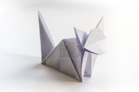 Foto de Origami gato de papel aislado sobre un fondo blanco en blanco. - Imagen libre de derechos