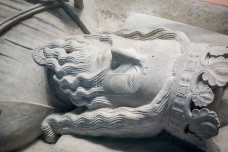 Téléchargez les photos : Tombeau du Roi Clovis Ier, Basilique Saint-Denis, Paris - en image libre de droit