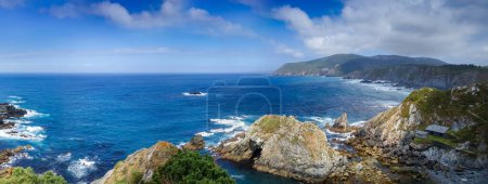 Téléchargez les photos : Ortigueira cliffs and atlantic ocean view, Galicia, Spain. Landmark : El mejor banco del mundo. Panoramic view - en image libre de droit