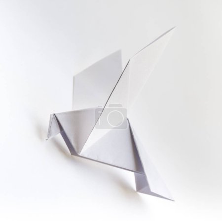 Foto de Origami de paloma de papel aislado sobre un fondo blanco en blanco. - Imagen libre de derechos