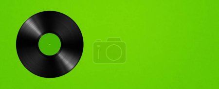 Téléchargez les photos : Vinyl record isolated on green background. Horizontal banner. 3D illustration - en image libre de droit
