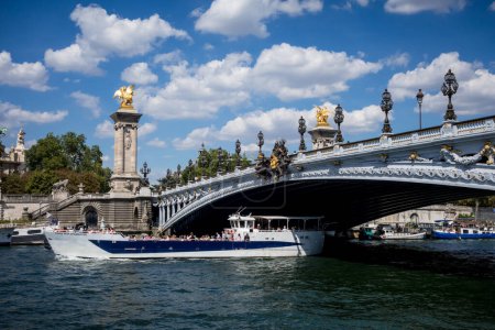 Téléchargez les photos : Paris - France - July 30, 2022 : Barge under the Pont Alexandre III - en image libre de droit