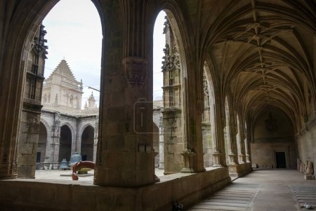 Téléchargez les photos : Allées intérieures de la cathédrale Saint-Jacques-de-Compostelle en Galice, Espagne - en image libre de droit