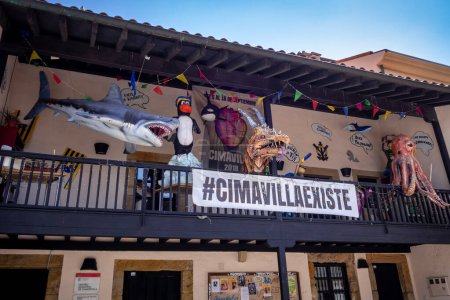 Téléchargez les photos : Gijon - Espagne - 11 juillet 2022 : Maisons colorées dans la vieille ville de Cimavilla - en image libre de droit