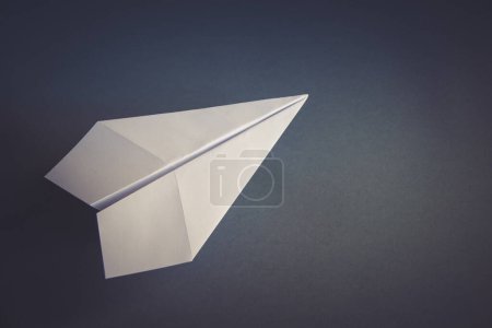 Téléchargez les photos : Origami avion en papier blanc isolé sur un fond blanc gris - en image libre de droit