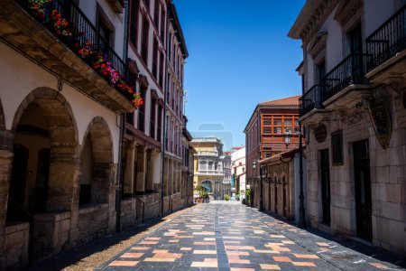 Téléchargez les photos : Aviles - Espagne - 10 juillet 2022 : Bâtiments colorés dans la vieille ville d'Aviles - en image libre de droit