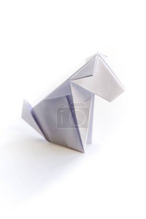 Téléchargez les photos : Origami chien en papier isolé sur un fond blanc vierge. - en image libre de droit